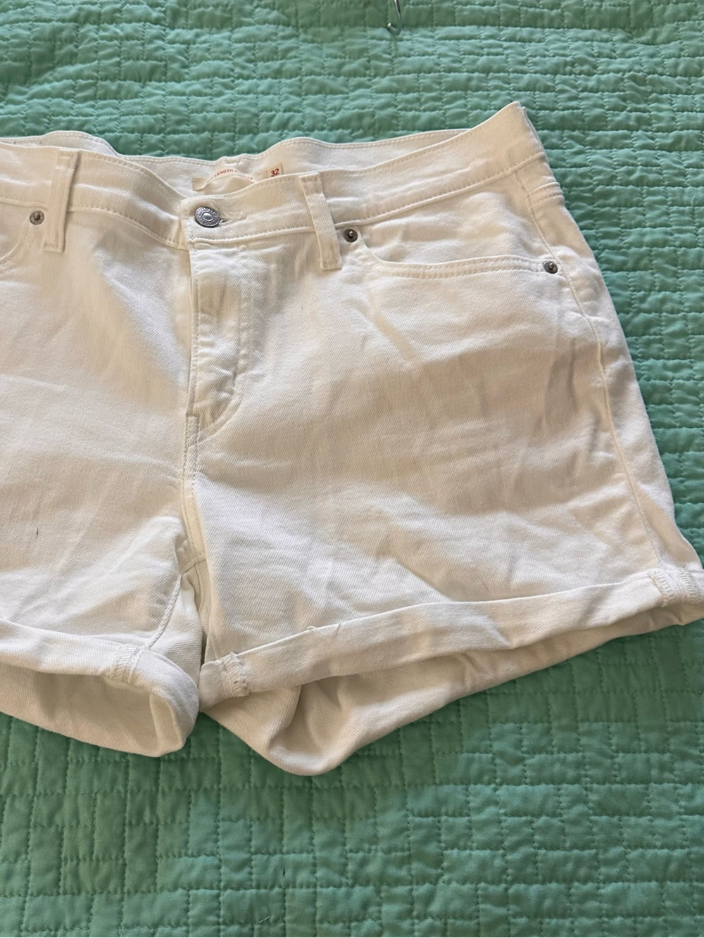 White Denim Shorts Size 32 - Classic Five-Pocket Style